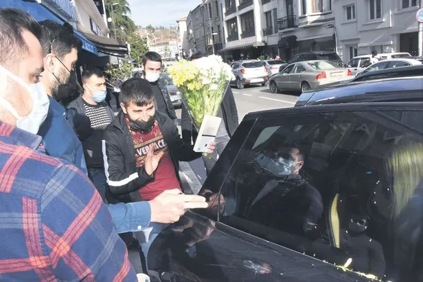 aleyna-tiyatrosu-1613067962134.jpeg Aleyna Tilki, peşini bırakmayan çiçek satıcısına William Shakespeare’in Hamlet kitabını verdi-3