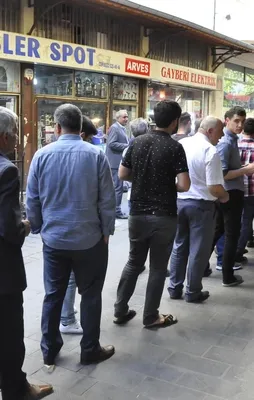 Meyan şerbeti almak için sıra bekliyorlar