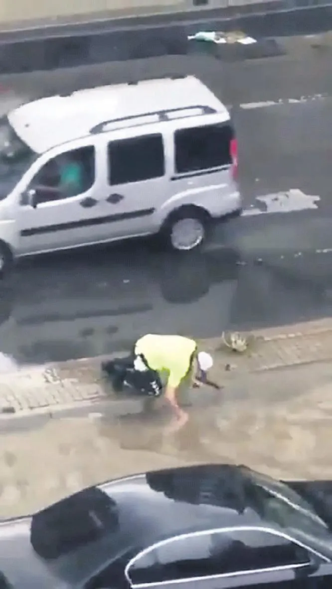 İstanbul'da trafik polisi, tıkanan rögarı elleriyle açtı