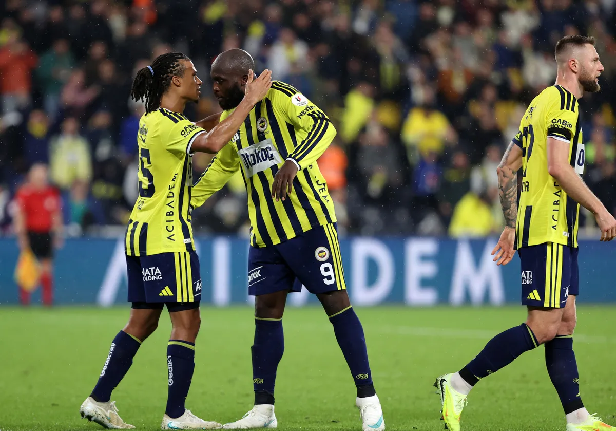 fenerbahcede-ismail-kartal-ayriligi-futbolculari-sevindirdi-1793347891921.jpg Fenerbahçe'de o yıldızlar İsmail Kartal'ın gidişinden memnun!-5