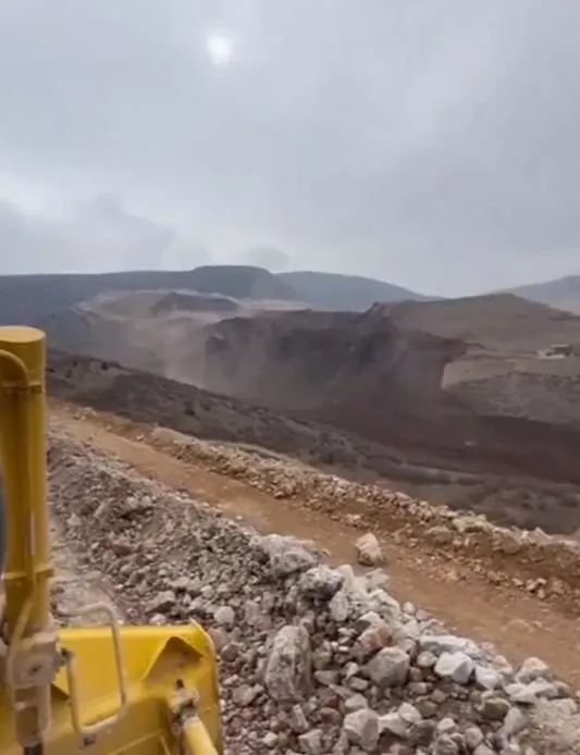 Toprak kayması cep telefonu kamerasına yansıdı.