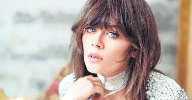 Demet Evgar nazara geldi! Arı soktu, merdivenden yuvarlandı...