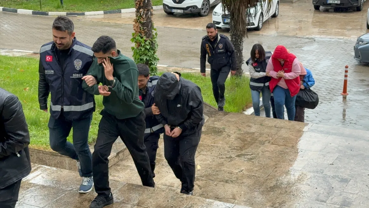 vatandasin-ev-hayallerini-calan-dolandiricilara-baskin-sahte-konut-ilanlariyla-9-milyonluk-tuzak-14-supheli-ya-1779354460128.jpeg Vatandaşın ev hayallerini çalan dolandırıcılara baskın... Sahte konut ilanlarıyla 9 milyonluk tuzak | 14 şüpheli yakalandı-5