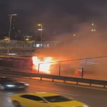 İstanbul Kağıthane’de metrobüs yangını