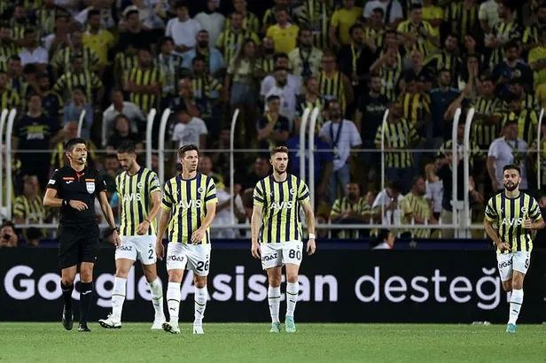 ali-koc-ilk-haftadan-stadyumda-fenerbahceli-taraftarlarla-tartisti-sosyal-medyada-ali-koc-istifa-etiketi-gunde-1659996227388.jpeg Ali Koç ilk haftadan stadyumda Fenerbahçeli taraftarlarla tartıştı! Sosyal medyada "Ali Koç istifa" etiketi gündem-2