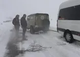 Adıyaman'da kar nedeniyle kapananan karayolunda araçlar mahsur kaldı