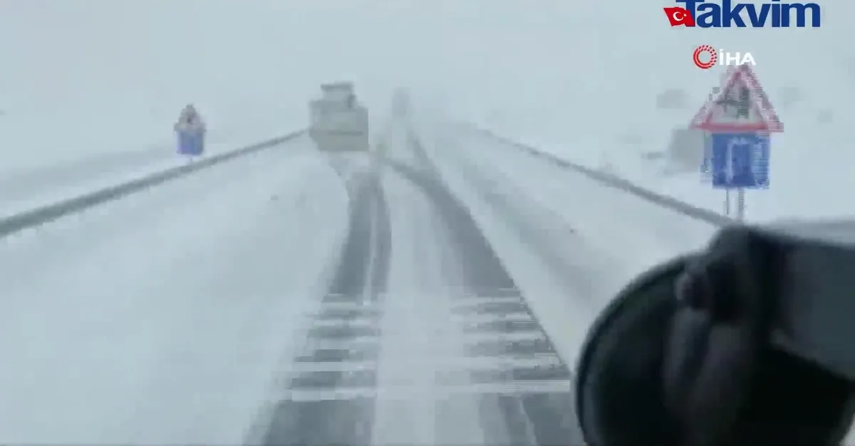 Konya'da buzlanan yolda kayan tır kamerada