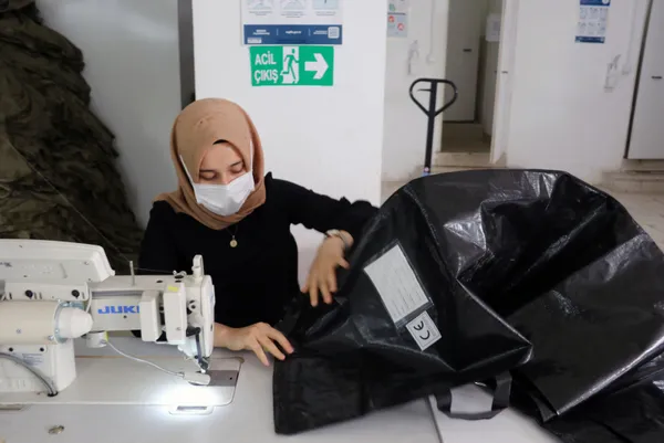 yaptiklari-isi-duyunca-tuyleriniz-urperecek-abd-icin-15-milyon-ceset-torbasi-diktiler-1621842777538.jpg Yaptıkları işi duyunca tüyleriniz ürperecek! ABD için 1,5 milyon ceset torbası diktiler-13