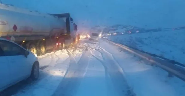 Güzeldere Geçidi kar nedeniyle trafiğe kapatıldı