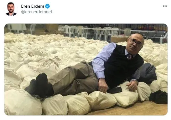 Joe Biden'ı destekleyen CHP'liler Mahmut Tanal'ın oy torbaları üzerinde yattığı fotoğrafı paylaşıyor - Takvim