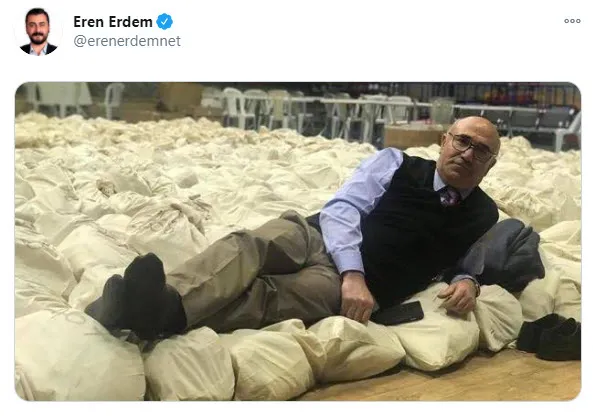 ABD seçimlerinde Biden’ı destekleyen CHP’liler Mahmut Tanal’ın oy torbaları üzerinde yattığı fotoğrafı paylaşıyor