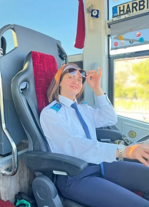 olumun-kiyisindan-donen-cirkin-kaptanin-mucize-hikayesi-turkiyenin-ilk-kadin-otobus-soforu-oldu-1661319741490.jpg Ölümün kıyısından dönen 'Çirkin Kaptan'ın mucize hikayesi: Türkiye'nin ilk kadın otobüs şoförü oldu-3