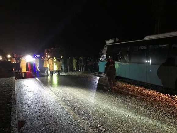 Son dakika: Diyarbakır'da yolcu otobüsü ile kamyon çarpıştı! Çok sayıda ölü ve yaralı var...-4