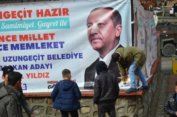 Şırnak'ta duygulandıran görüntü! 15 yaşındaki çocuk, Başkan Erdoğan'ın kirlenen afişini temizledi-5