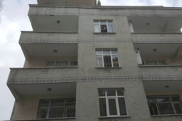 Bağcılar'da karantinaya alınan binada inanılmaz ihmal! Hasta ziyaretine gitmişler