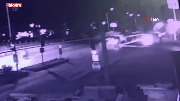 Havalanan otomobil hafif ticari araca çarptı: İşte o anlar kamerada!