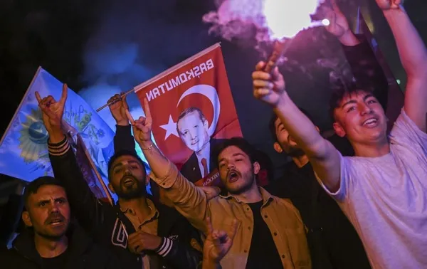 demokrasi-soleni-ak-partililerin-coskusu-sokaga-tasti-1684107828613.jpeg Demokrasi şöleni: AK Partililerin coşkusu sokağa taştı!-7