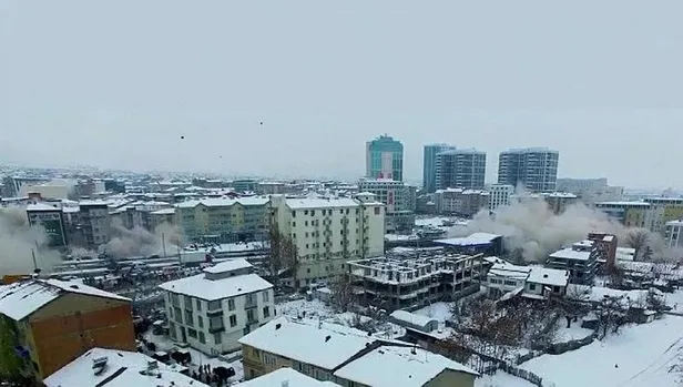1677093026739.jpeg Felaket saniye saniye kameralarda! Malatya'daki 7.6'lık depremde binaların çökmesi drone ile kaydedildi-2