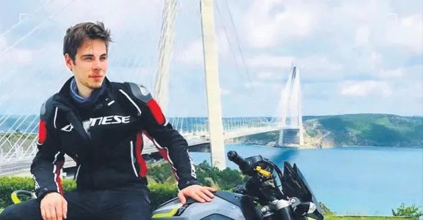 Trafikte makas atan minibüsün altında kalan motosikletli genç kurtarılamadı