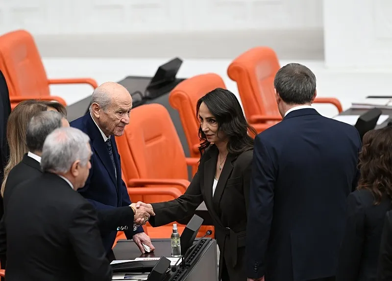  MHP Genel Başkanı Devlet Bahçeli, DEM Parti Eş Genel Başkanları Tülay Hatimoğulları Oruç ve Tuncer Bakırhan ile selamlaştı. (AA)