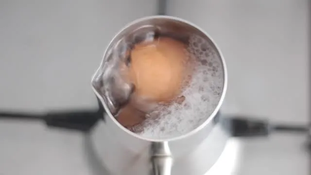 tuz-eklemekten-10-kat-daha-etkili-sadece-2-kasik-ilayumurtalariniz-haslarken-bir-daha-catlamayacak-1700940307209.jpg Tuz eklemekten 10 kat daha etkili! Sadece 2 kaşık ilave etmek yeterli! Yumurtalarınız haşlarken bir daha çatlamayacak-5