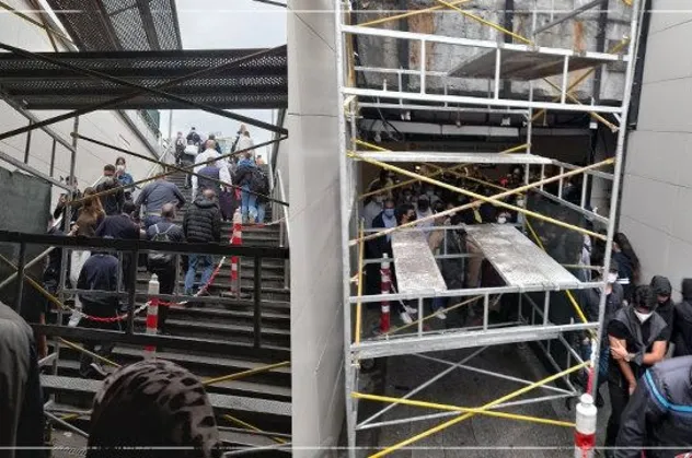 CHP'li Ekrem İmamoğlu rezil yönetimi ile tarihe geçecek! İşe gidiş saatinde Uzunçayır metrobüs durağı girişinde iskele!