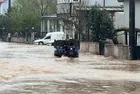 Sakarya Karasu'da dere taştı sokakları su bastı | Pamukova'da anne-oğul kurtarıldı