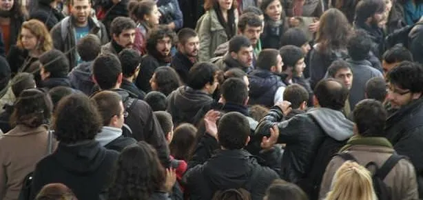 Öğrenciler rektörü hapsetti