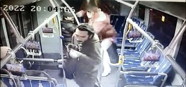 metrobuste-taciz-iddiasi-garip-sesler-cikarmaya-basladi-genc-kadin-arka-arkaya-tekmeleri-savurdu-1658823645748.jpg Metrobüste taciz iddiası: Garip sesler çıkarmaya başladı! Genç kadın arka arkaya tekmeleri savurdu-6