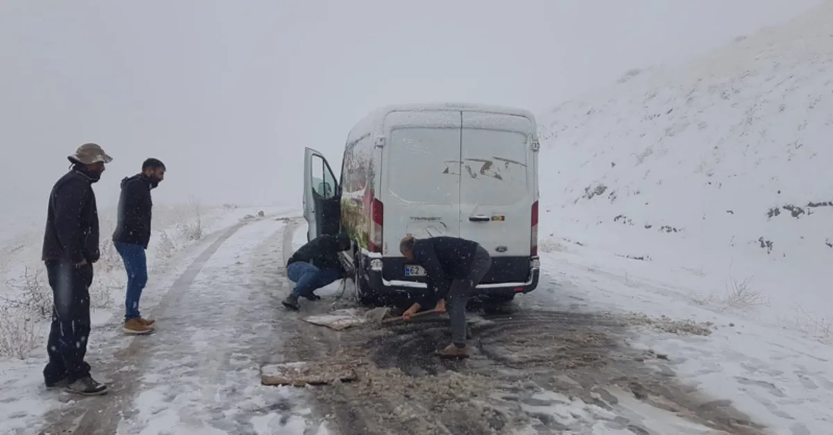 Tunceli’ye mevsimin ilk karı yağdı! Yollar kapandı, araçlar yolda kaldı