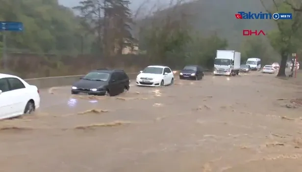 Meteoroloji İstanbul'u uyarmıştı! Beykoz'da yollar göle döndü, sürücüler zor anlar yaşadı