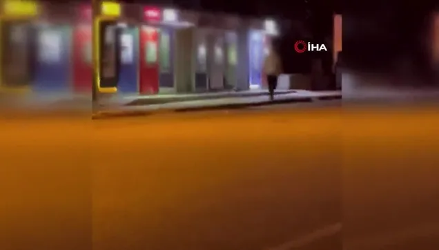 Parke taşıyla banka ATM’lerini tahrip etti