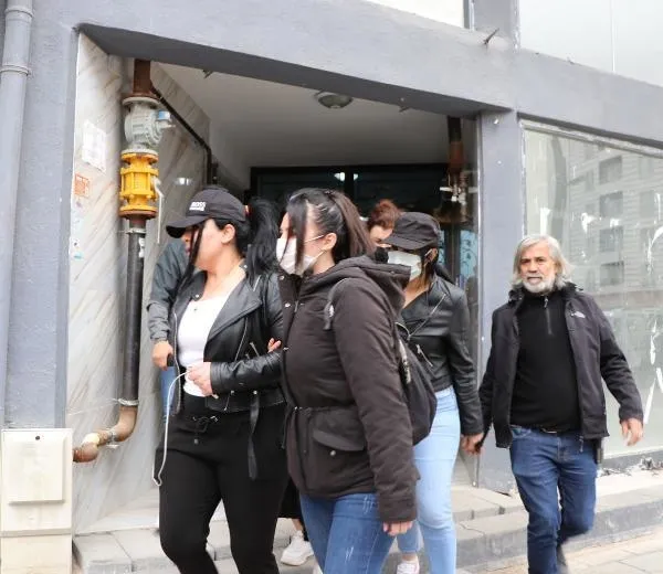 Van'da HDPKK provokasyonu! Terör örgütü PKK'yı simgeleyen bez parçası sallayan 3 kadına gözaltına alındı-3