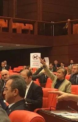 Meclis'te 'dikkat köpek giremez' afişi