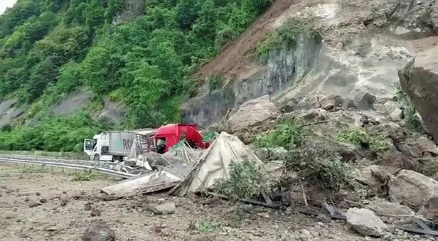 son-dakika-artvin-kemalpasada-heyelan-olu-ve-yaralilar-var-1656656256083.jpeg