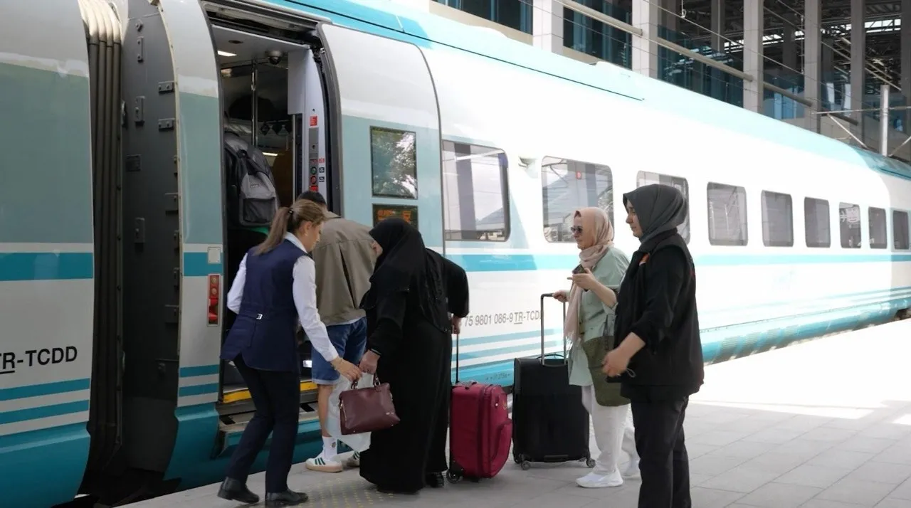 Bayramda trene rekor takviye! 9 günde 18 bin 644 kişilik kapasite | YHT’ye 8 ek sefer, anahatta 260 vagon