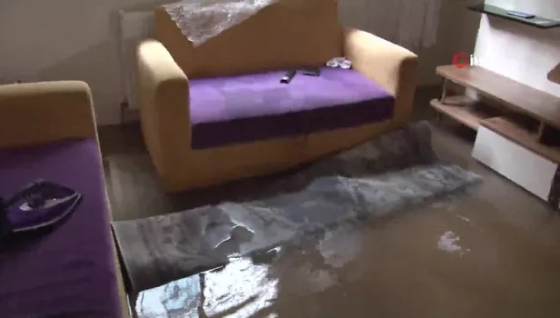 Esenyurt'ta evleri ve iş yerlerini su bastı