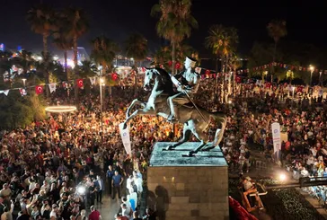 CHP heykel belediyeciliğine tam gaz devam ediyor! Antalya Finike'de Atatürk heykeline konserli açılış