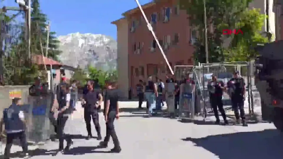 DEM Partili Mehmet Sıddık Akış'a 19,5 yıl hapis cezası! Zırhlı araçlarla Van Cezaevi'ne gönderildi