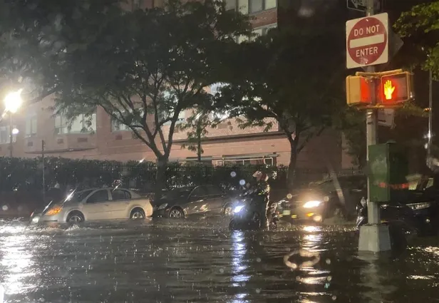 New York ve New Jersey'de acil durum ilan edildi! Metro istasyonları ve havalimanı sele teslim-6