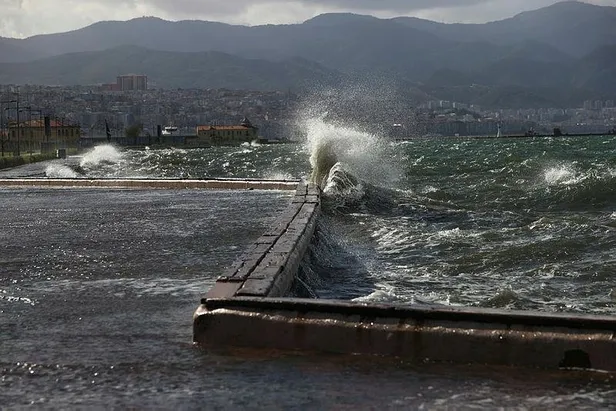 İzmir Konak'ta deniz taştı iş yerlerini su bastı!-2