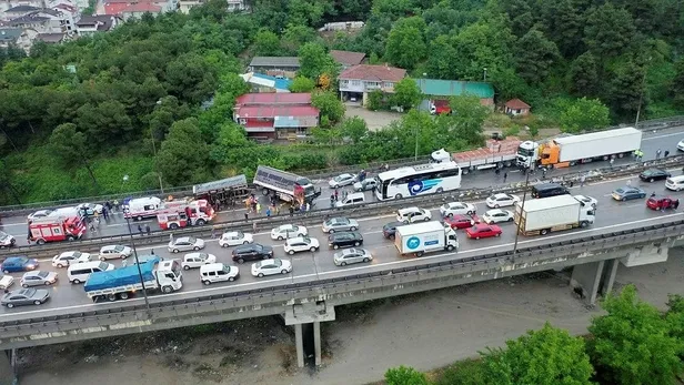 SON DAKİKA: TEM Otoyolu'nda zincirleme kaza: 20'den fazla araç birbirine girdi-9