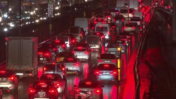 istanbul-kilit-trafik-durma-noktasina-geldi-yol-durumu-1674233101373.jpeg İstanbul kilit! Trafik durma noktasına geldi | YOL DURUMU-2