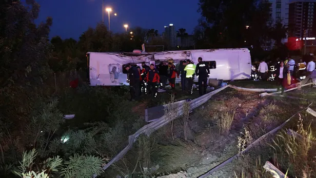 Son dakika: Adana'da yolcu otobüsü şarampole devrildi: 2 ölü, 23 yaralı-6