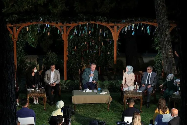 son-dakika-baskan-erdogan-kahramanmarasta-genclerle-siir-gecesi-programinda-bulustu-1631389242267.jpeg