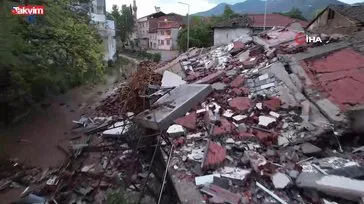 Sındırgı depreminde çöken binalar sabahın ilk ışıklarıyla böyle görüntülendi