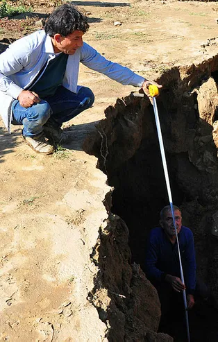 Manisa'da korkunç görüntü! Fay hattında dev yarıklar oluştu...