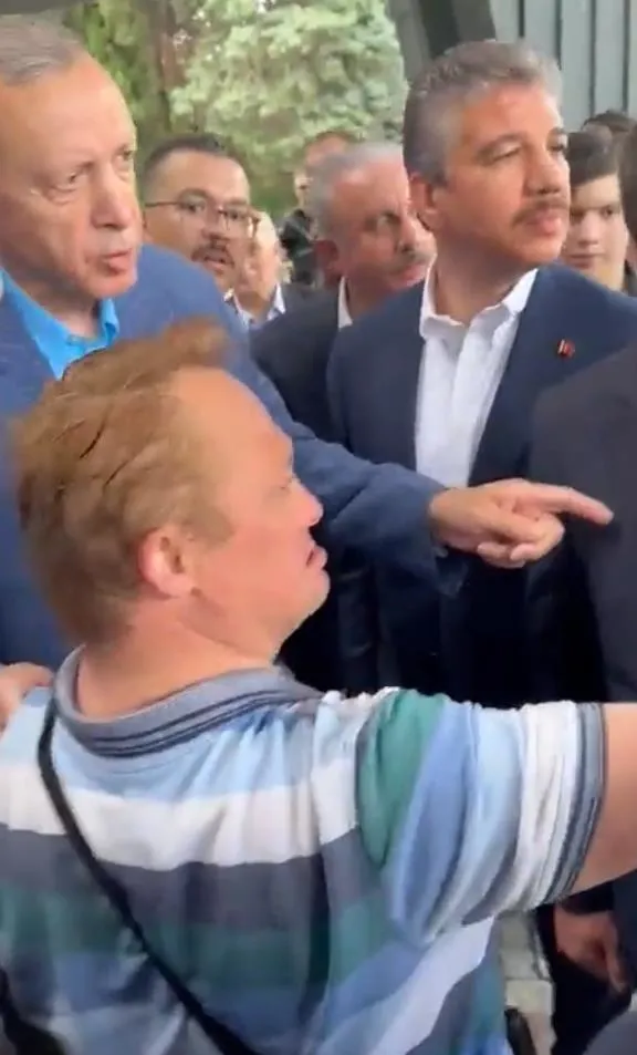 baskan-erdogan-ile-otizmli-ibrahim-arasindaki-diyalogu-yurek-isitti-1685207483048.jpeg Başkan Erdoğan ile Down Sendromlu İbrahim arasındaki diyalog yürek ısıttı!-2