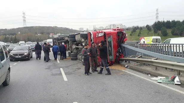 Son dakika: Bayrampaşa TEM'de korkunç kaza! Trafik kilit-1