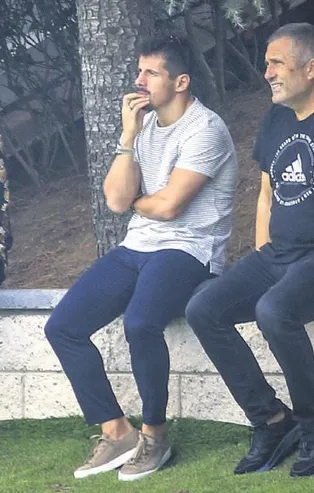 Emre Belözoğlu için imza töreni